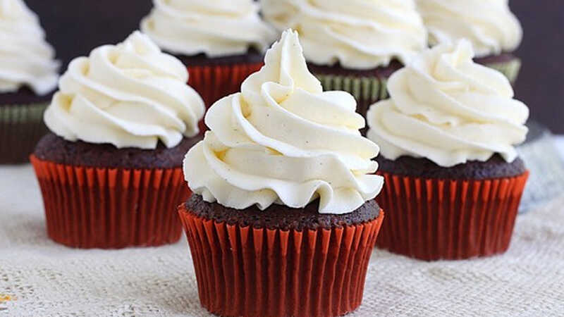 How to make simple and delicious butter cream chocolate cupcakes
