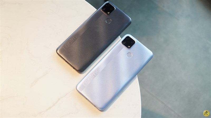 Realme C25 màu xanh và đen