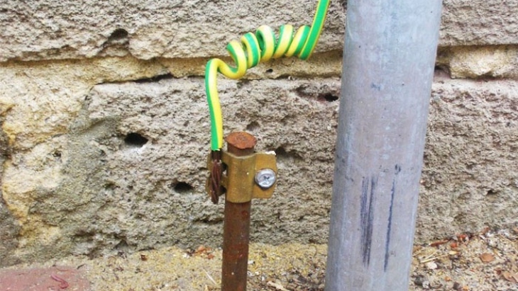 Nối đầu còn lại của dây điện với cọc sắt nối đất