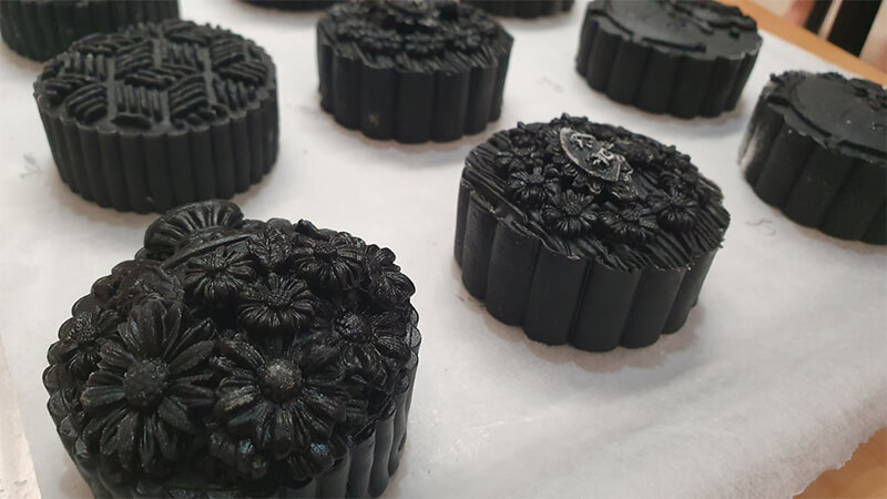 How to make delicious and beautiful bamboo charcoal mooncakes very simple