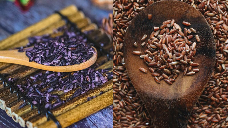 Gạo tím than với gạo lứt là hai loại gạo khác nhau (gạo tím than là hình bên trái, gạo lứt là hình bên phải)