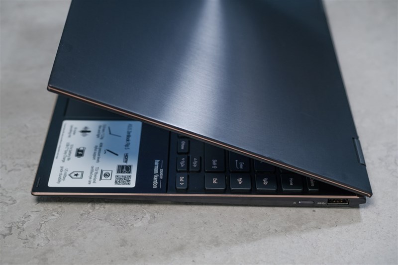 Cạnh phải của ASUS ZenBook Flip S. Nguồn: YugaTech.