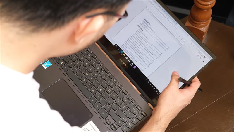 Bạn có thể dùng tay hoặc bút cảm ứng đi kèm để thao tác với màn hình của ZenBook Flip S. Nguồn: YugaTech.