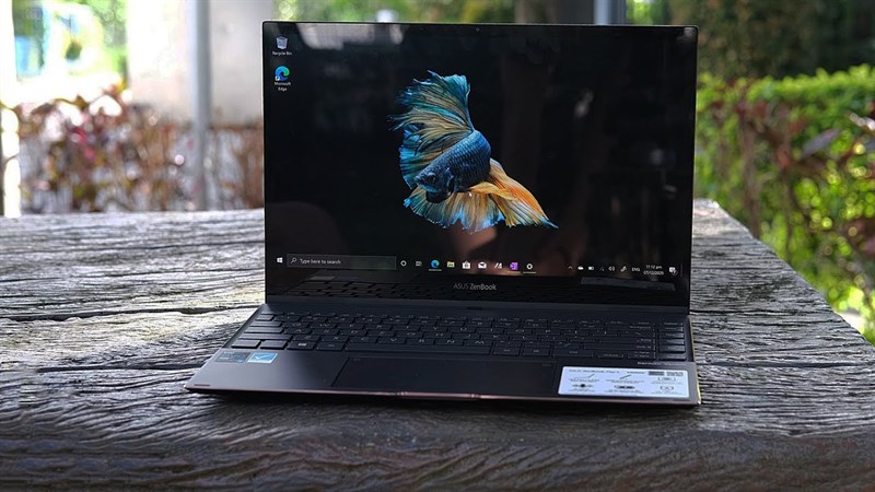 ASUS ZenBook Flip S có kích thước gọn gàng cùng khối lượng nhẹ. Nguồn: YugaTech.