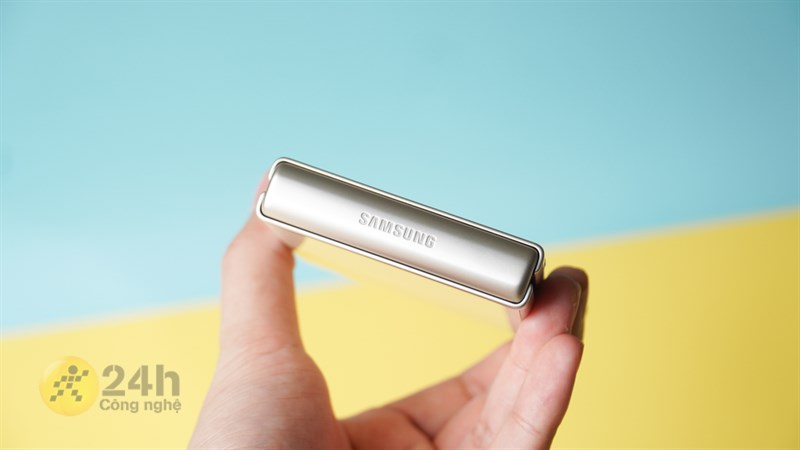 Cạnh lưng màn hình gập với logo Samsung quen thuộc. Cạnh lưng màn hình gập với logo Samsung quen thuộc.