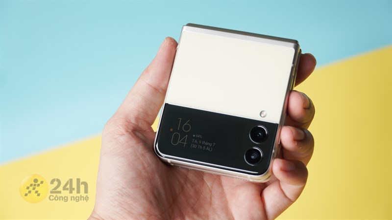 Galaxy Z Flip3 5G khi gập lại thì dễ dàng nằm gọn trong lòng bàn tay của mình. Galaxy Z Flip3 5G khi gập lại thì dễ dàng nằm gọn trong lòng bàn tay của mình.
