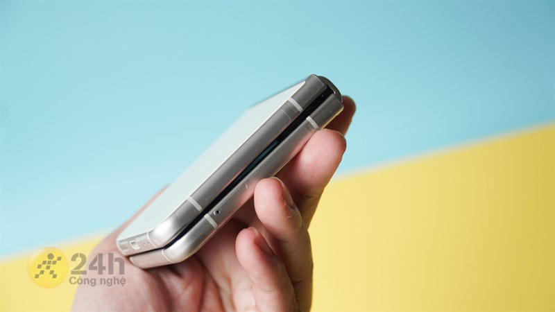 Cạnh trái máy với khe cắm SIM. Cạnh trái máy với khe cắm SIM.