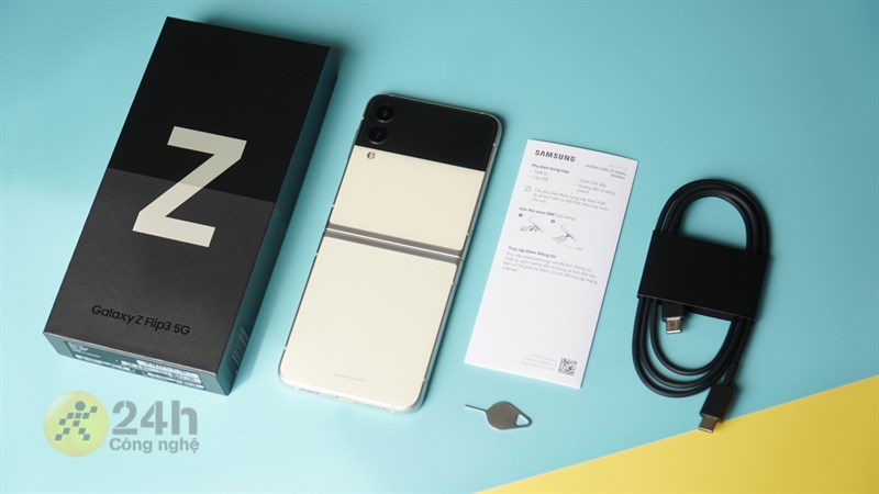 Các phụ kiện bên trong hộp đựng của Galaxy Z Flip3 5G. Các phụ kiện bên trong hộp đựng của Galaxy Z Flip3 5G.