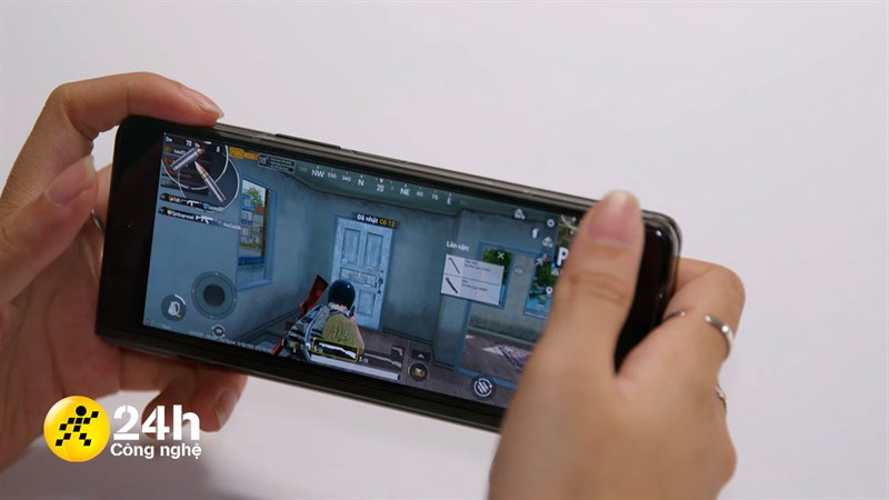 Mình cũng có thể sử dụng màn hình nhỏ để chơi game cũng được.