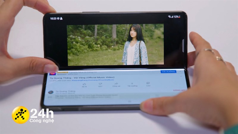 Với 2 màn hình trên Z Fold3 5G, mình hoàn toàn có thể đa nhiệm 1 cách dễ dàng.