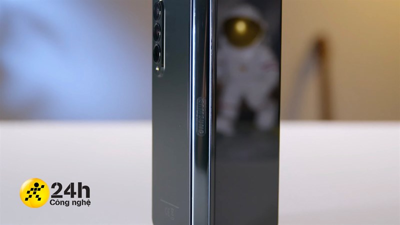 Samsung đã sử dụng vật liệu Armor Aluminum trong thiết kế khung viền của Z Fold 3.