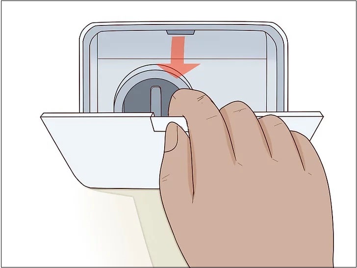 Bạn mở nắp bộ lọc mảnh vụn ở góc phải dưới cùng phía mặt trước của máy giặt.