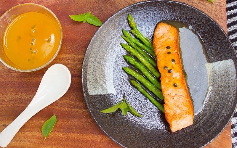 How to make delicious, attractive salmon with passion fruit sauce