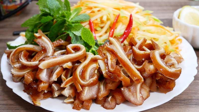 How to make pork ears with coconut water to make snacks or eat rice are delicious