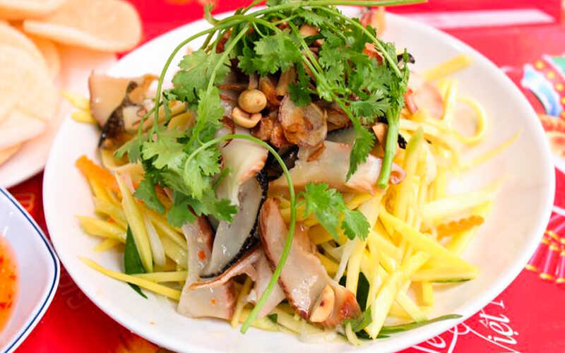 How to make delicious crispy snail mango salad for a weekend meal