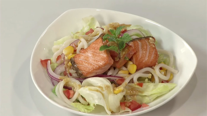 Salad mì udon cá hồi sốt mè thơm ngon cực bắt mắt