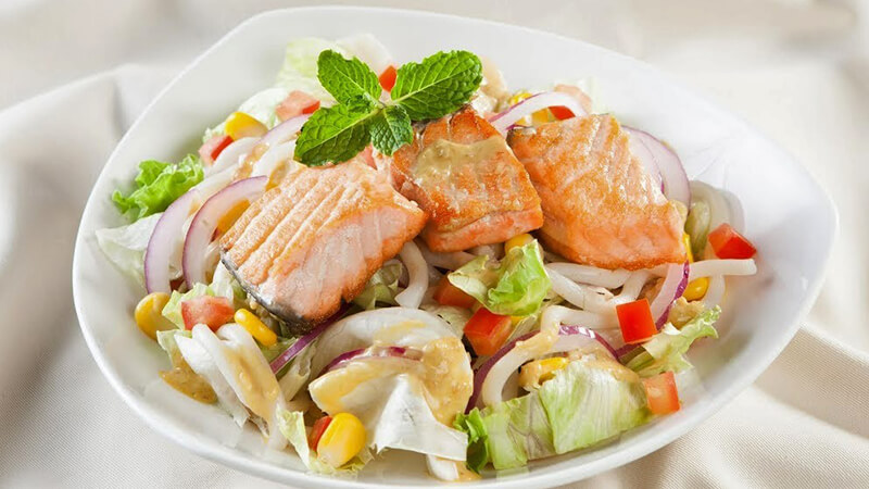 Cách làm salad mì udon cá hồi sốt mè ngon đơn giản cực bắt mắt
