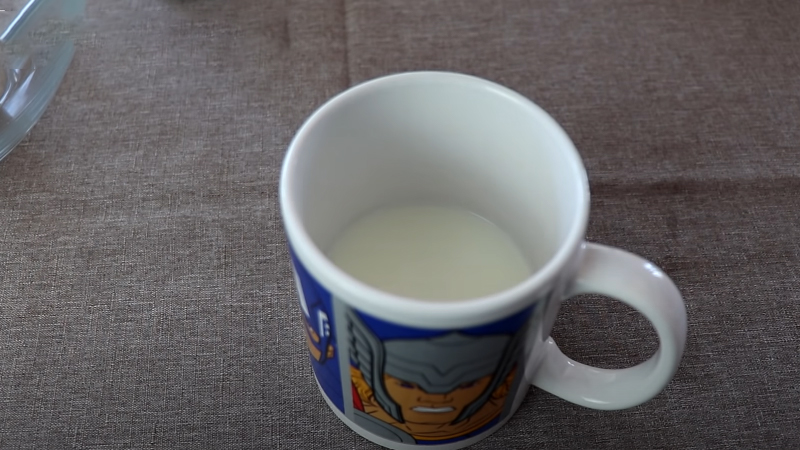 Cho giấm vào ly sữa tươi
