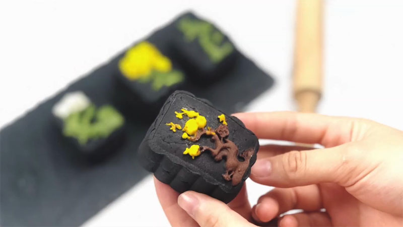 Instructions on how to make melted chocolate lava mooncakes that are easy for the whole family