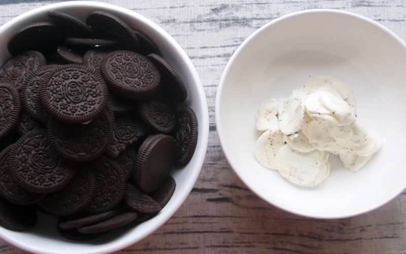 Bạn tách bánh Oreo ra thành 2 phần