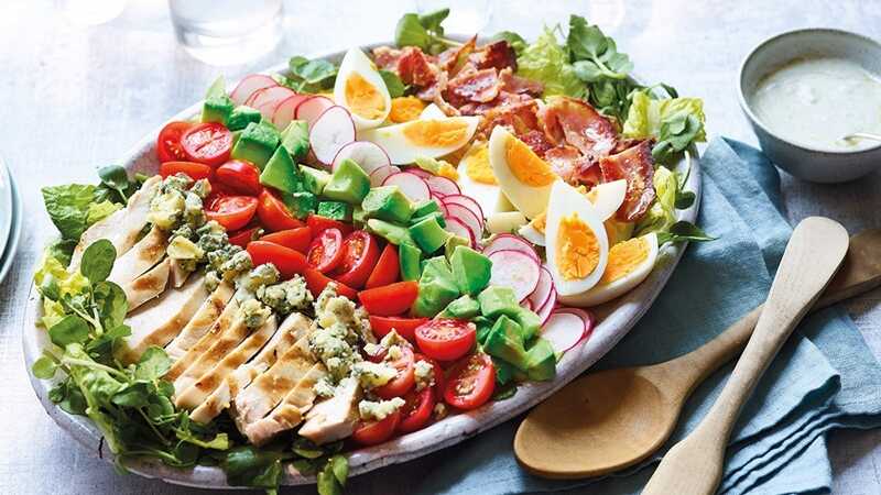 Instructions on how to make delicious and nutritious Cobb salad at home