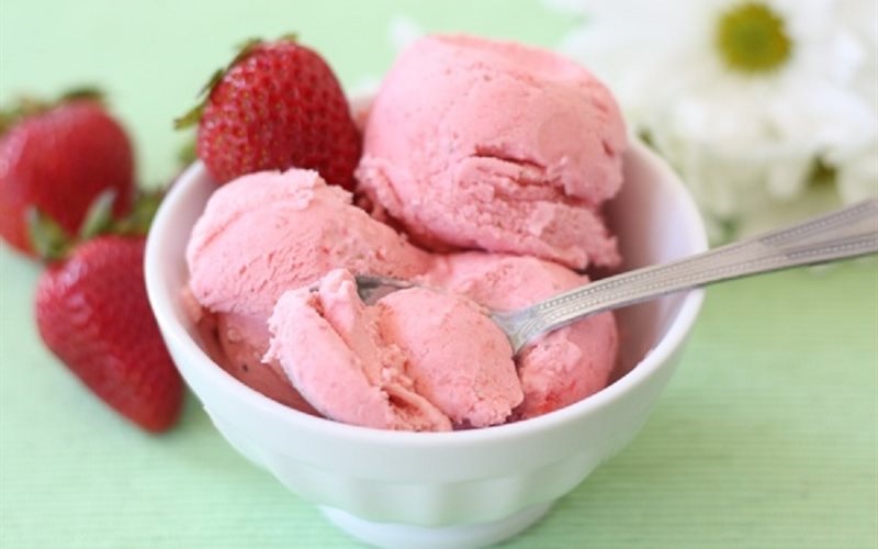 How to make delicious Italian strawberry milk gelato without a machine at home