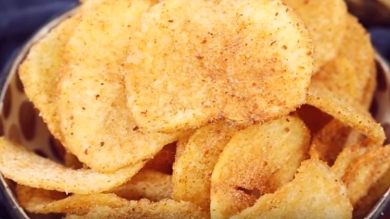 Hoàn thành món khoai tây lắc BBQ