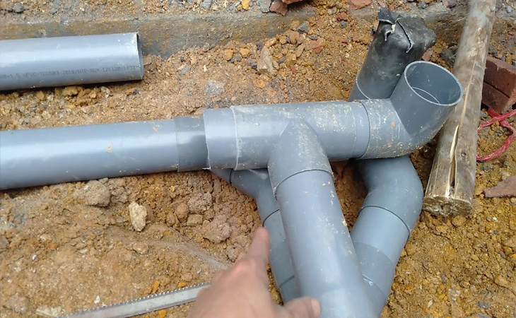 Cách đặt ống xả chất thải vào bể chứa