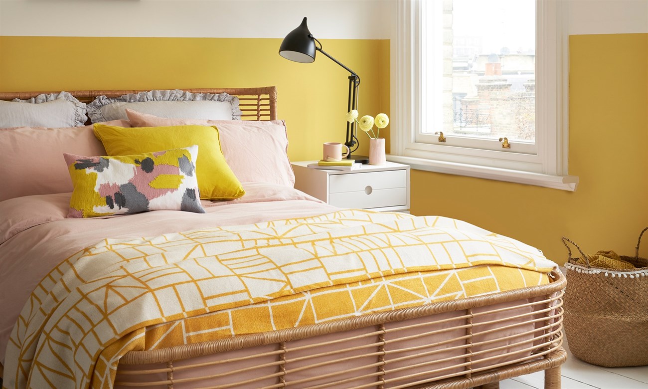 Bố mẹ thay ga giường có màu sắc trung thu cho bé
