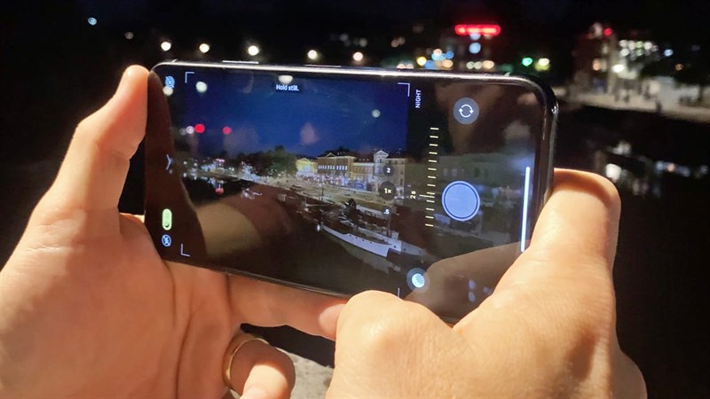 Tắt chế độ chụp đêm trên iPhone sẽ giúp tiết kiệm pin và cho phép bạn chụp ảnh trong điều kiện ánh sáng tự nhiên. Những bức ảnh mang tính nghệ thuật có thể được tạo ra trong điều kiện sáng tối khi chế độ chụp đêm không cần thiết.
