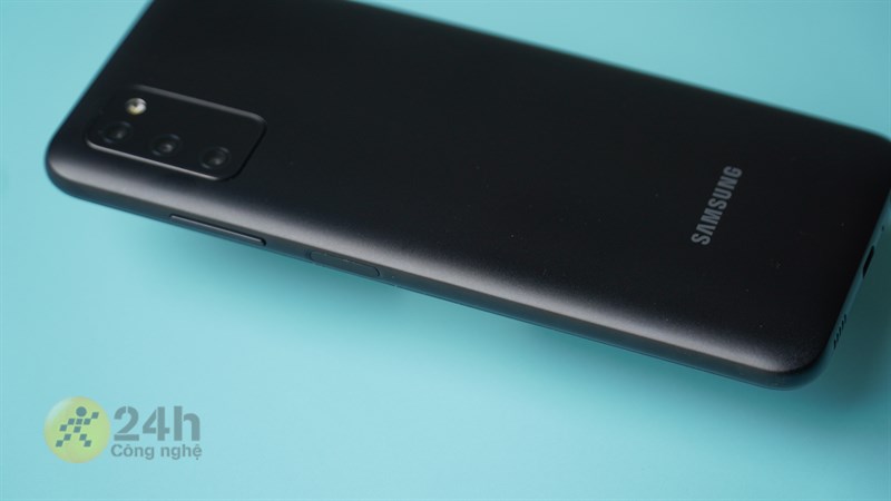 Cạnh phải của máy là nơi đặt phím tăng/giảm âm lượng và phím nguồn (kiêm luôn cảm biến một chạm). Cạnh phải của máy là nơi đặt phím tăng/giảm âm lượng và phím nguồn (kiêm luôn cảm biến một chạm).