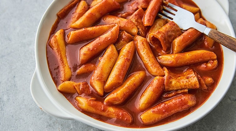 Tận dụng cơm nguội làm bánh gạo tokbokki Hàn Quốc siêu ngon tại nhà