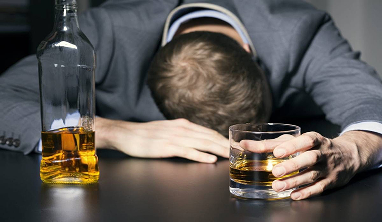 Ngộ độc rượu là gì? Triệu chứng và cách xử trí như thế nào khi bị ngộ độc rượu?