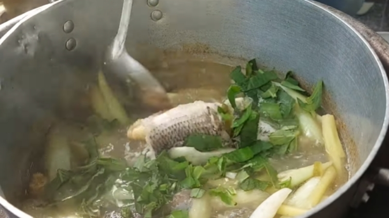 Nấu canh chua quả bứa