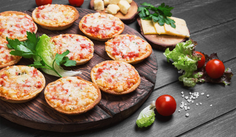 Cách làm pizza jambon mini thơm ngon lạ miệng cực đơn giản