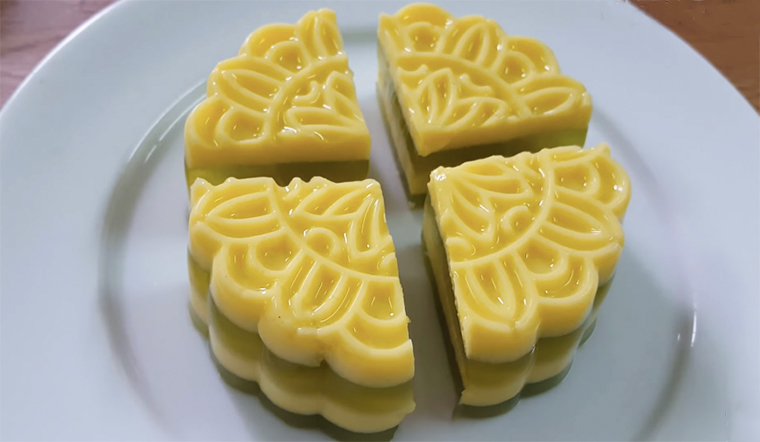 Cách làm bánh trung thu rau câu sữa bắp lá dứa hấp dẫn lạ miệng tại nhà