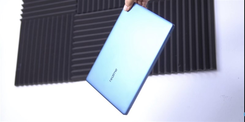 Reviewer của FUZZ CHANNEL hoàn toàn có thể cầm Realme Book bằng 1 tay. Nguồn: FUZZ CHANNEL.