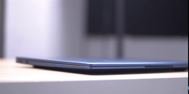 Độ mỏng của Realme Book chỉ là 14.9 mm. Nguồn: FUZZ CHANNEL.