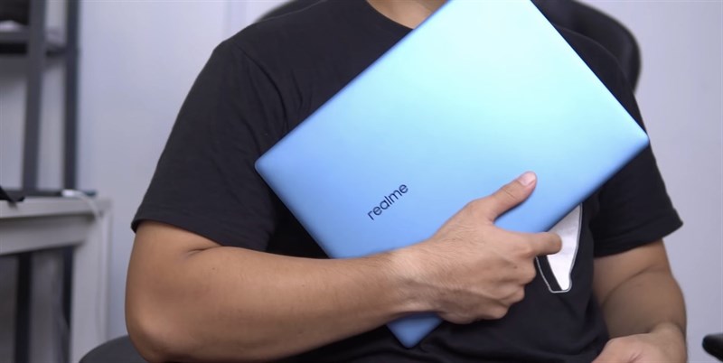 Kết hợp với khối lượng nhẹ chỉ 1.38 kg nên chúng ta có thể mang Realme Book đi bất kì đâu để làm việc. Nguồn: FUZZ CHANNEL.