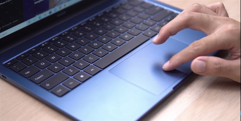 TouchPad của Realme Book có kích thước lớn và tốc độ phản hồi rất nhanh và nhạy. Nguồn: FUZZ CHANNEL.