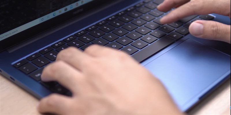 Realme Book cho trải nghiệm gõ phím tương đối tốt. Nguồn: FUZZ CHANNEL.