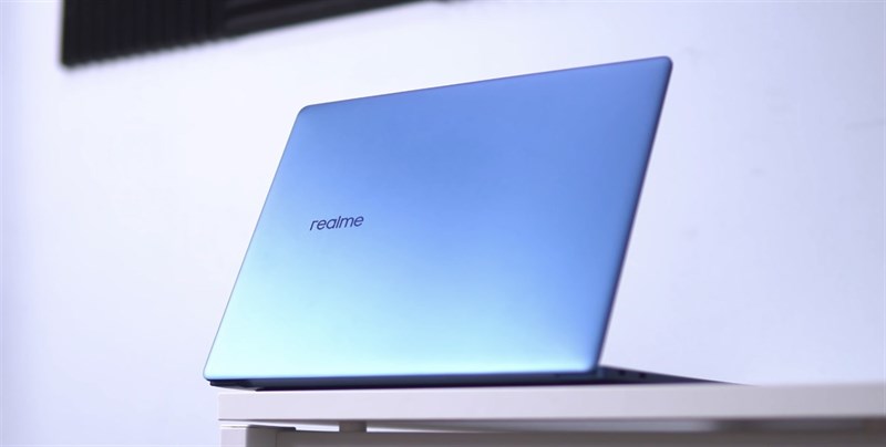 Realme Book nổi bật với tông màu xanh dương cùng thiết kế nhôm nguyên khối. Nguồn: FUZZ CHANNEL.