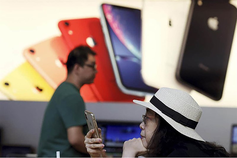  Apple chấp nhận nộp phạt 27 triệu USD cho chính quyền Pháp vì hành vi làm chậm iPhone trong quá khứ. Nguồn: Bloomberg.