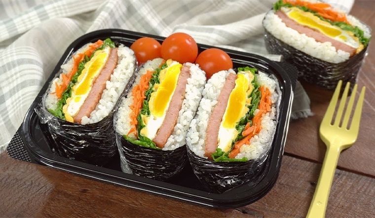 Học cách làm cơm nắm Nhật Bản kiểu sandwich cho bữa sáng