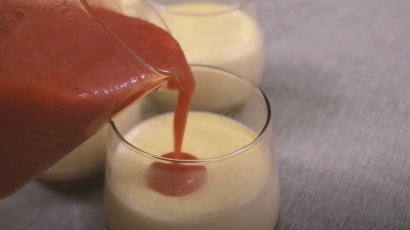 Hoàn thành panna cotta dâu