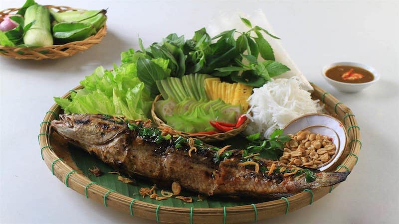 How to make rustic, country-style grilled snakehead fish with banana leaves