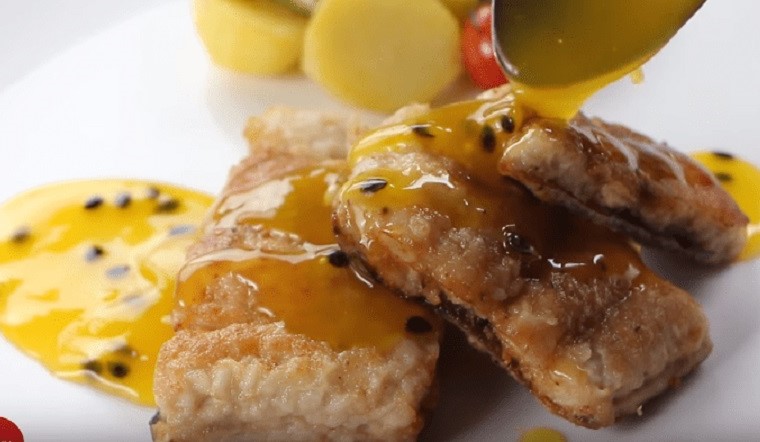 Đối món cho cả nhà với cá basa áp chảo sốt chanh dây chua ngọt