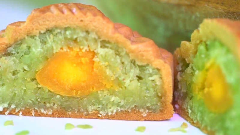 How to make mooncakes filled with delicious grilled coconut nuggets at home