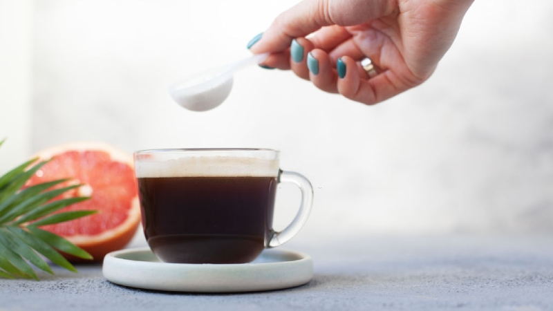 Thêm collagen dạng bột vào một tách cà phê sẽ giúp át đi mùi khó chịu của collagen