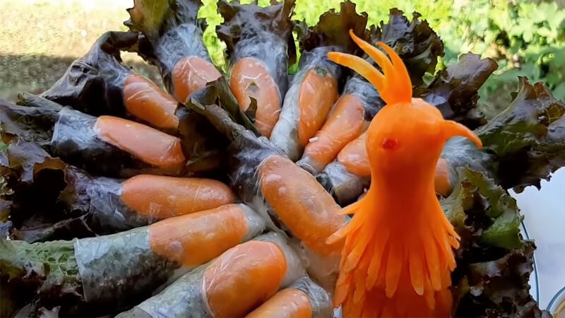 How to make peacock-shaped vegetarian salad for a beautiful full moon tray